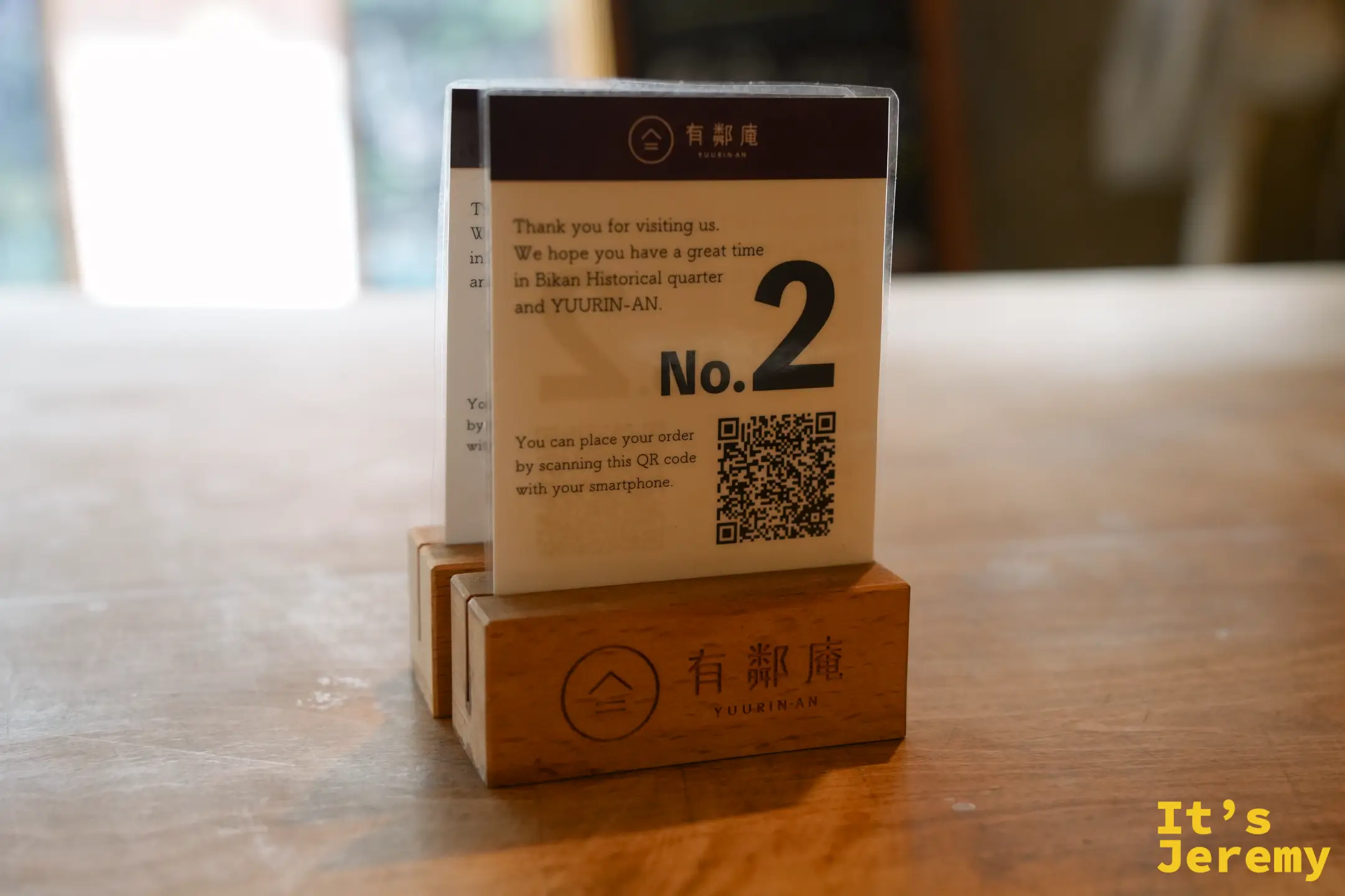 桌上的號碼立牌與 QR Code