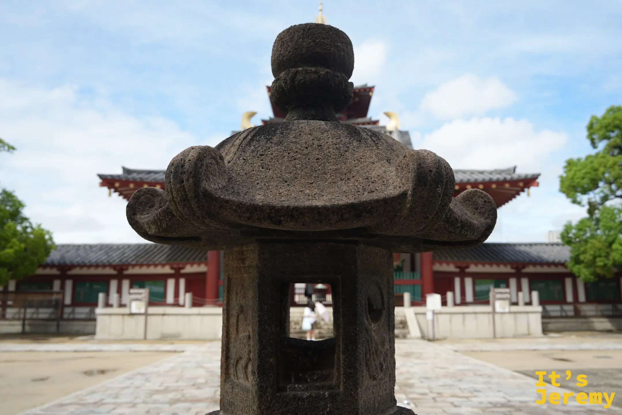 石燈籠後方的四天王寺中門與迴廊