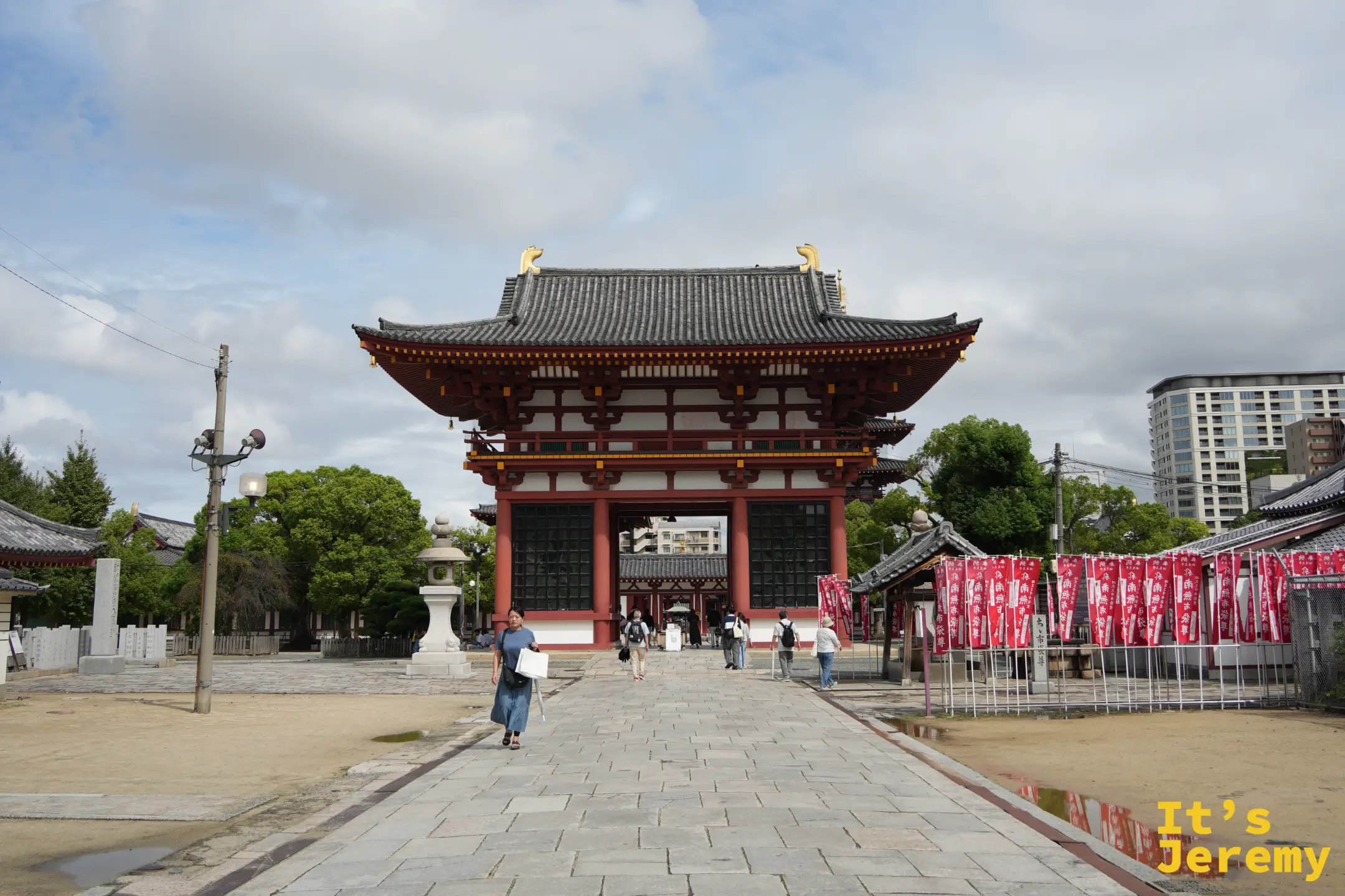 四天王寺西大門與右側成排的紅色旗幟