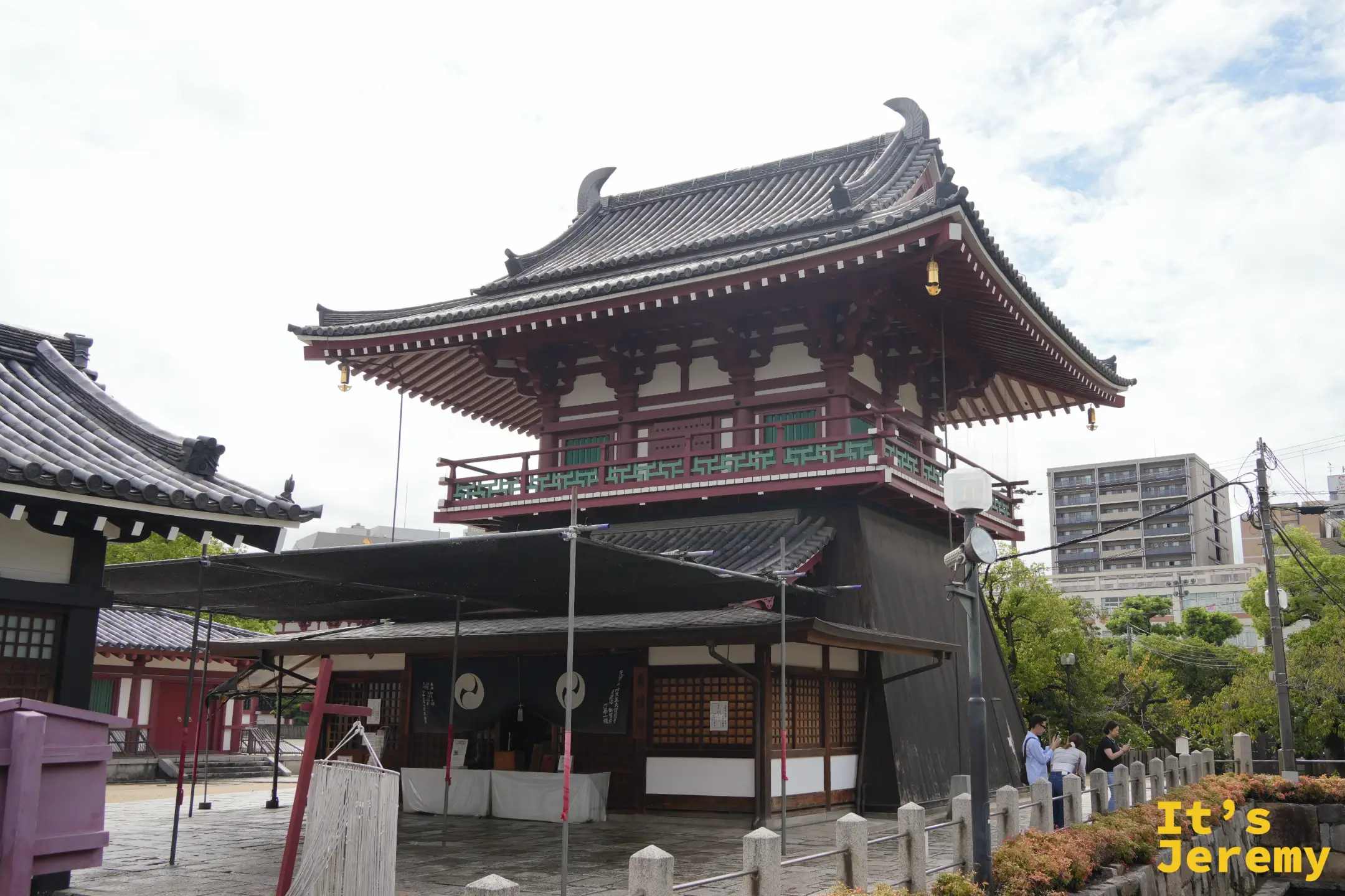 四天王寺黃鐘樓（北鐘堂）全景，高聳的朱紅色鐘樓