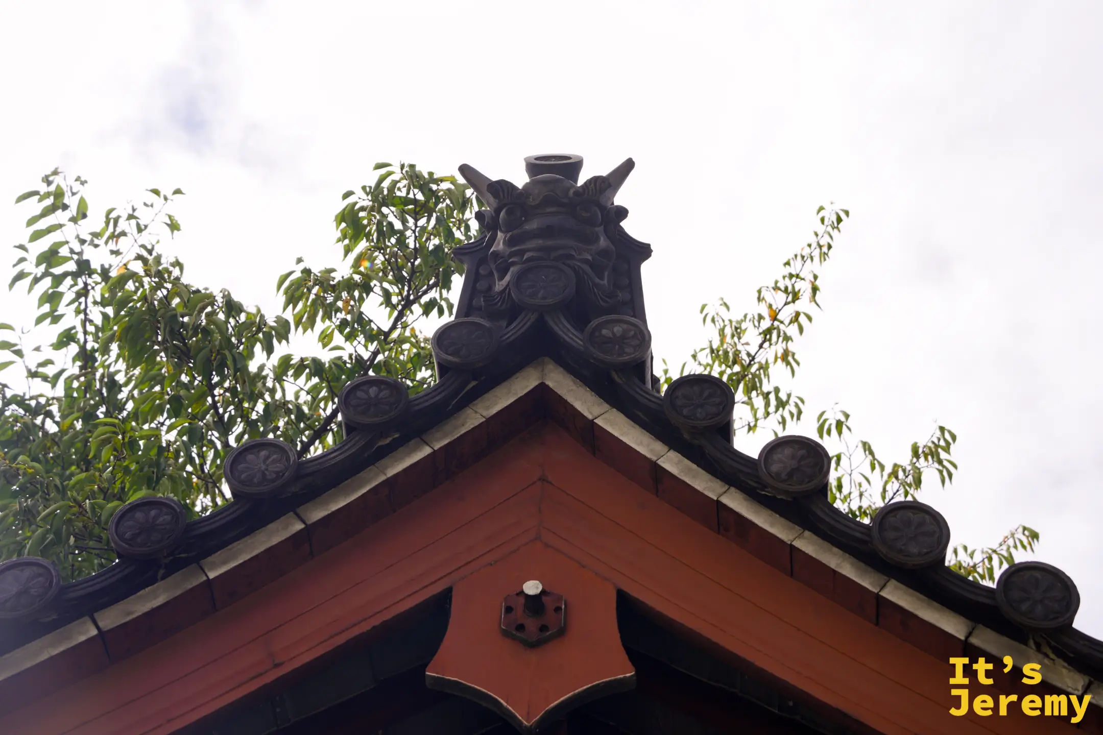 小堂屋脊上的鬼瓦特寫
