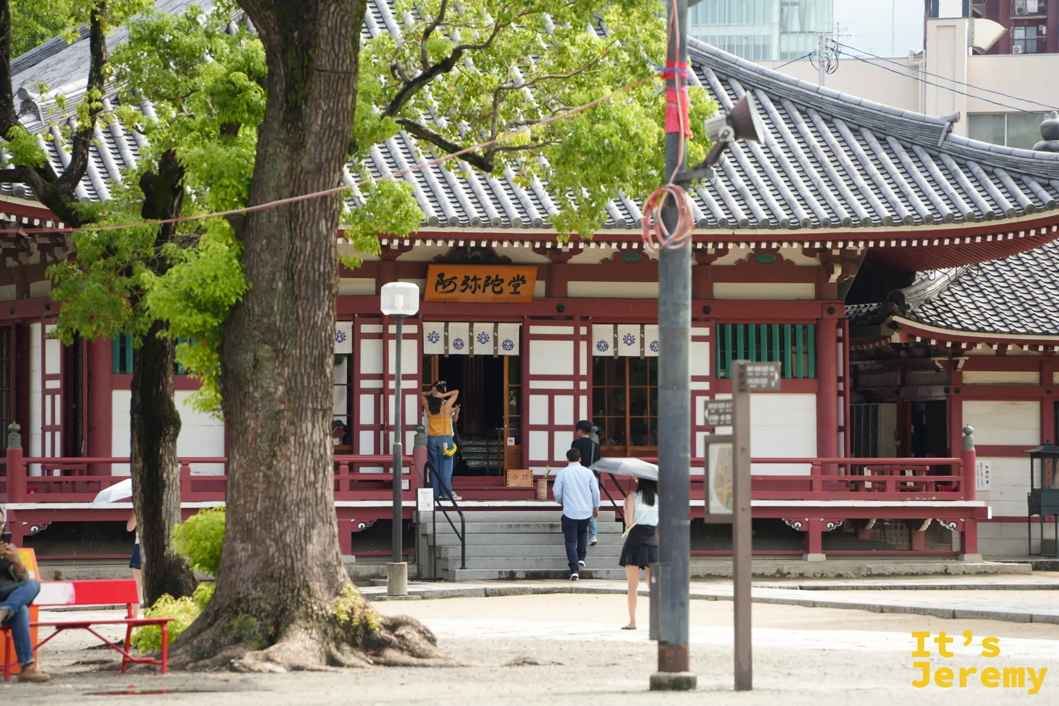 四天王寺阿彌陀堂，參拜者在堂前走動