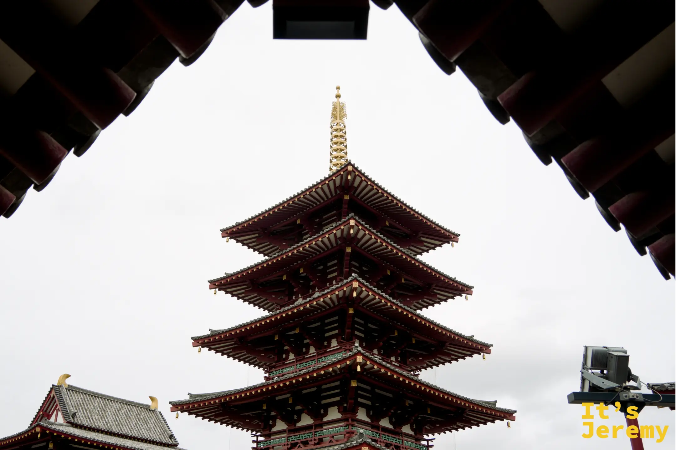 從屋簷下仰望五重塔