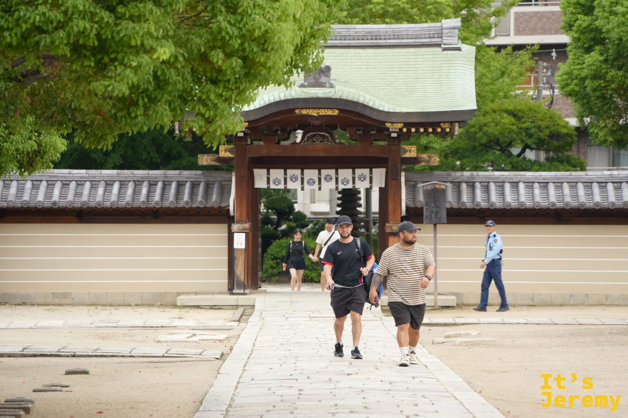 聖靈院（太子殿）虎之門，綠色銅瓦屋頂，觀光客從門內走出