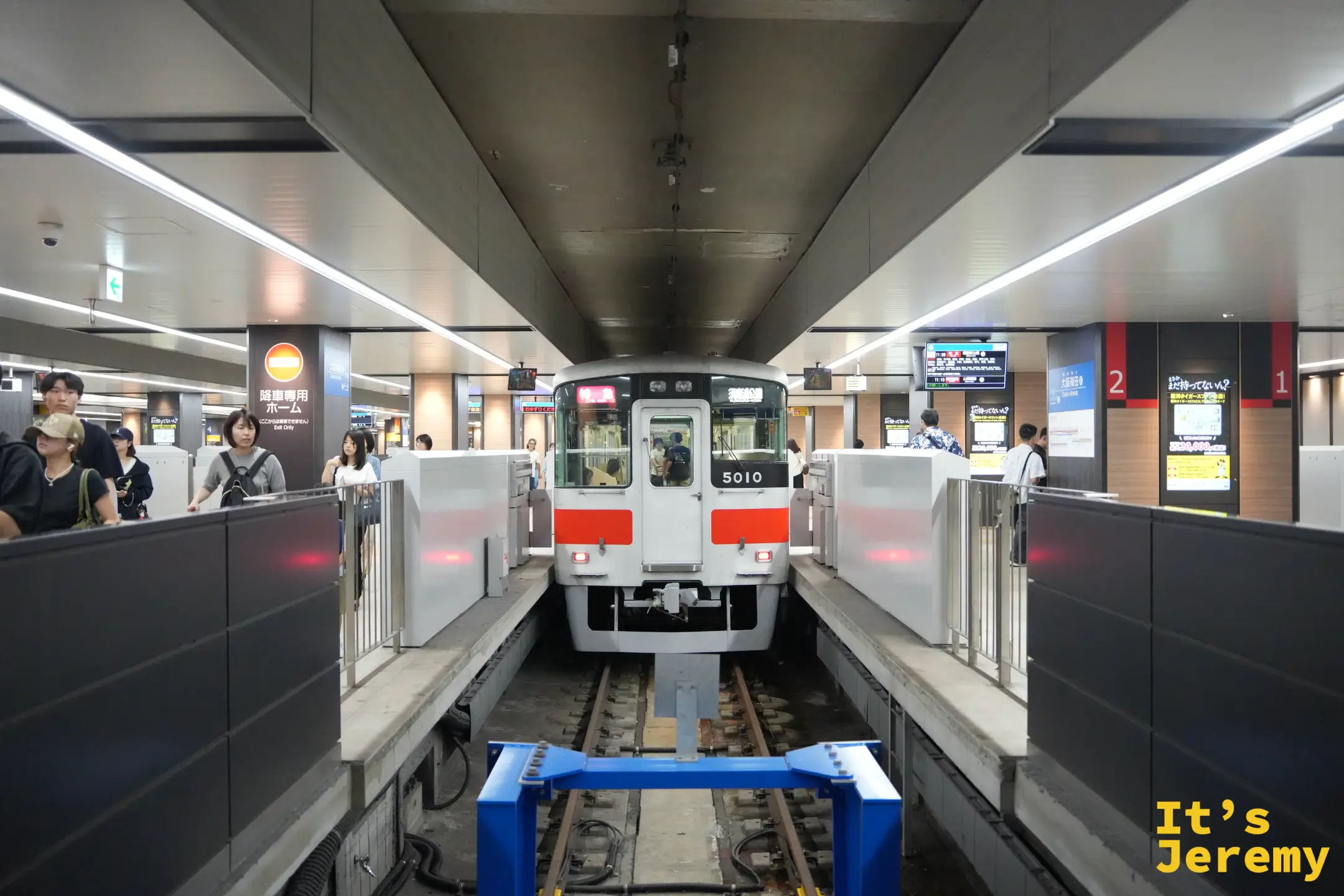 阪神大阪梅田站月台上待發的電車