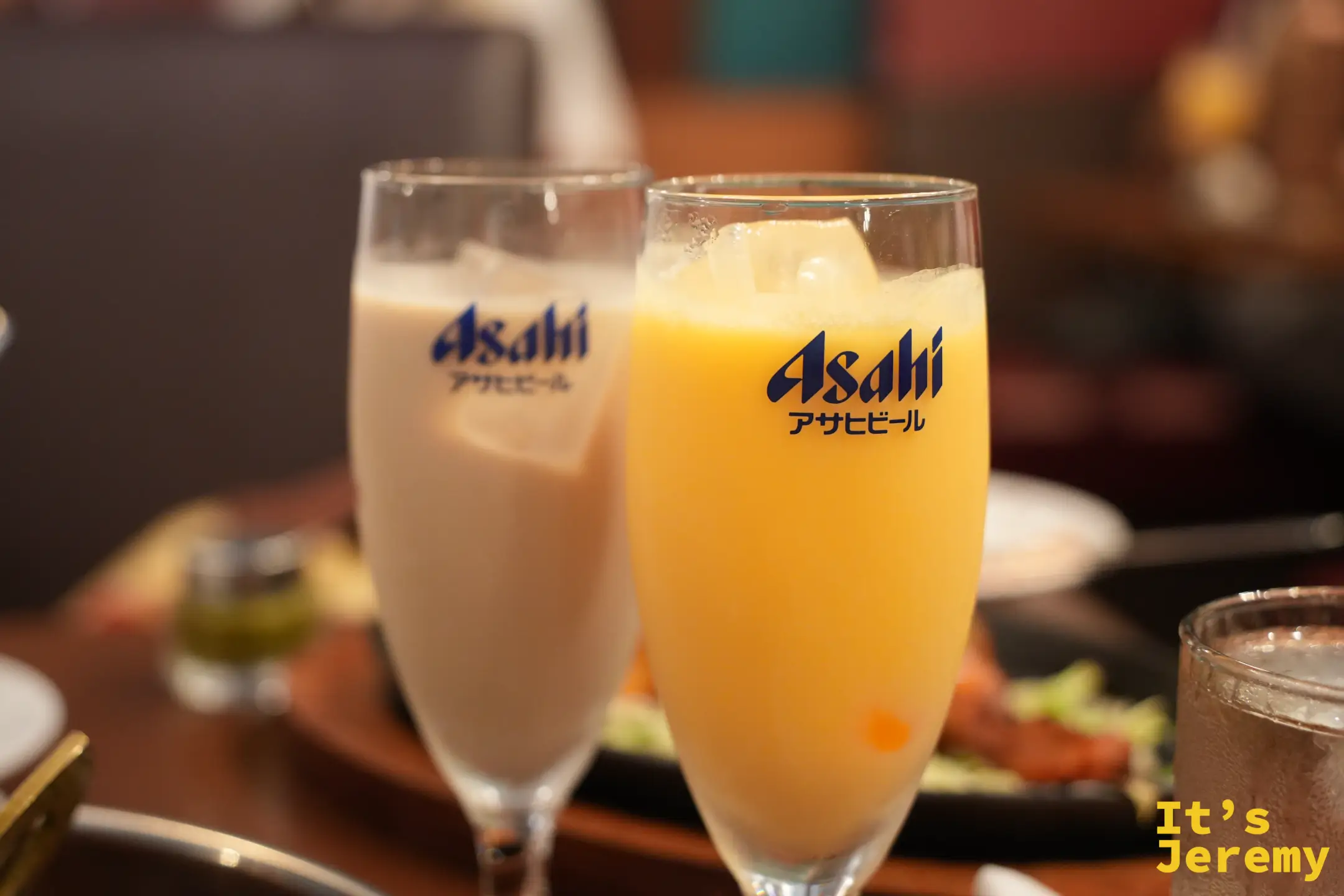 芒果拉西與另一杯飲料