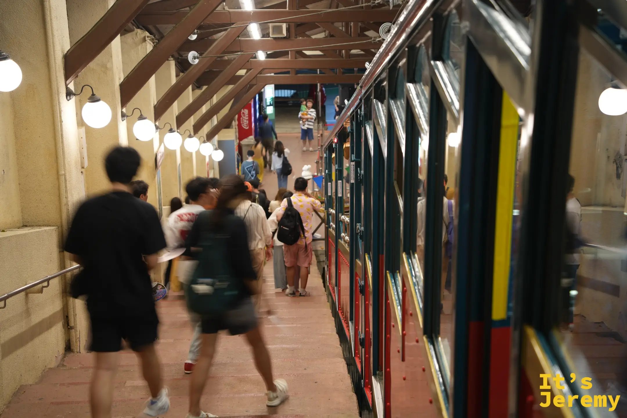 乘客走下六甲ケーブル下駅的階梯月台