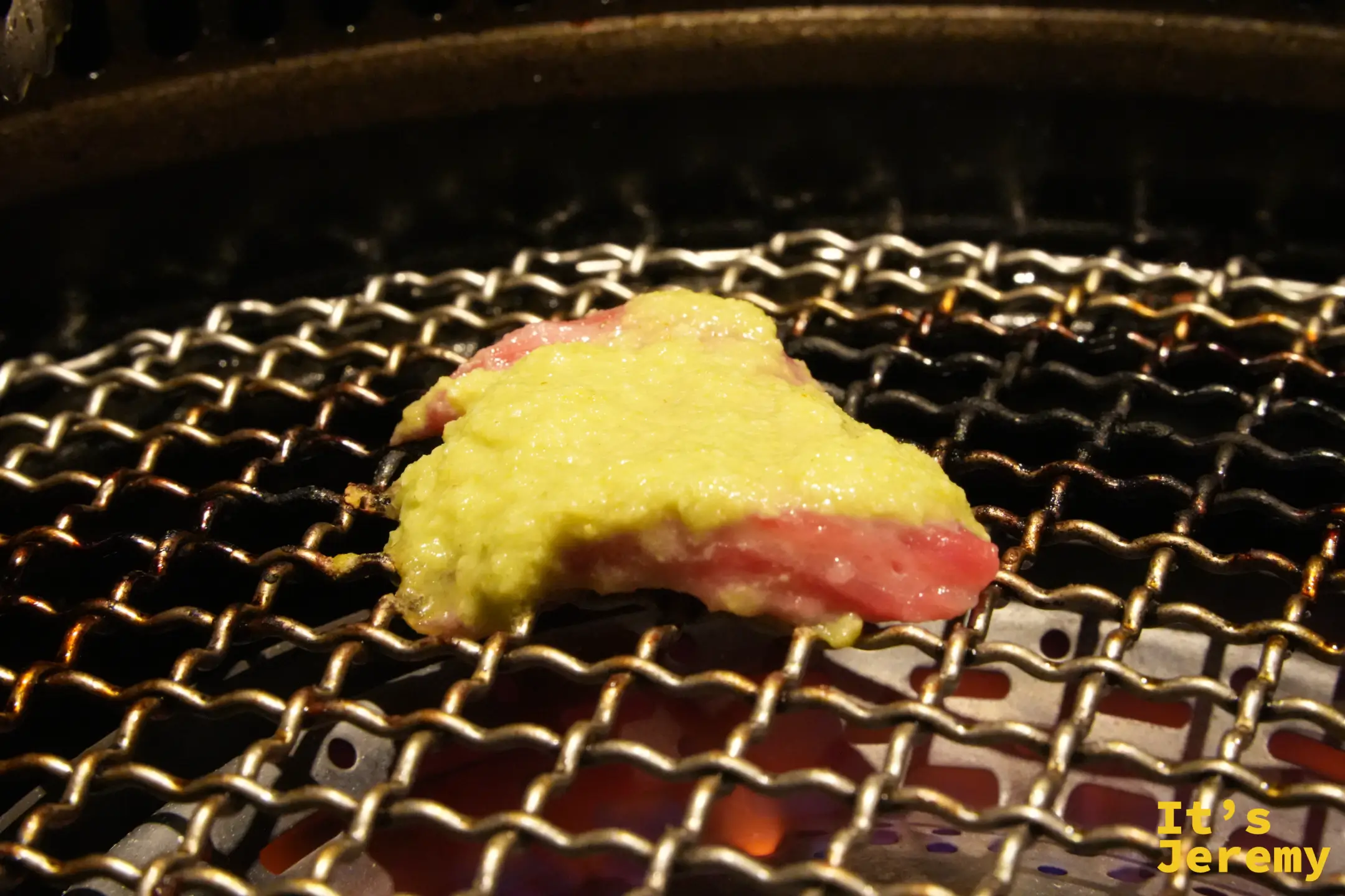 芥末漬燒肉放上烤網