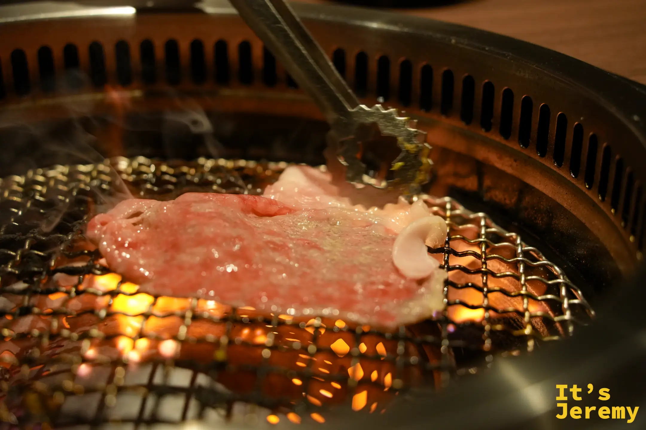用夾子翻烤沙朗