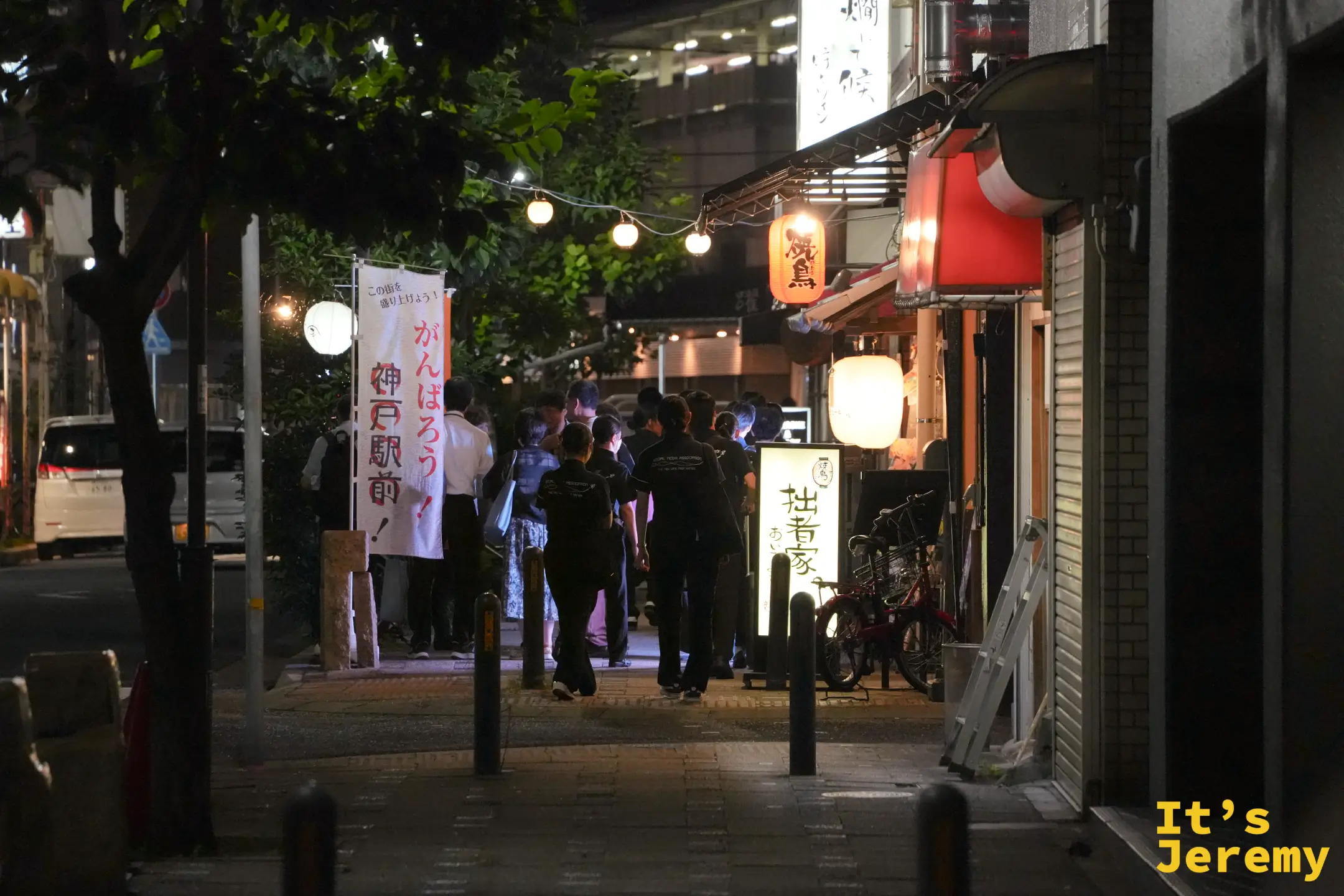 往神戶港塔路上剛聚完餐的人們
