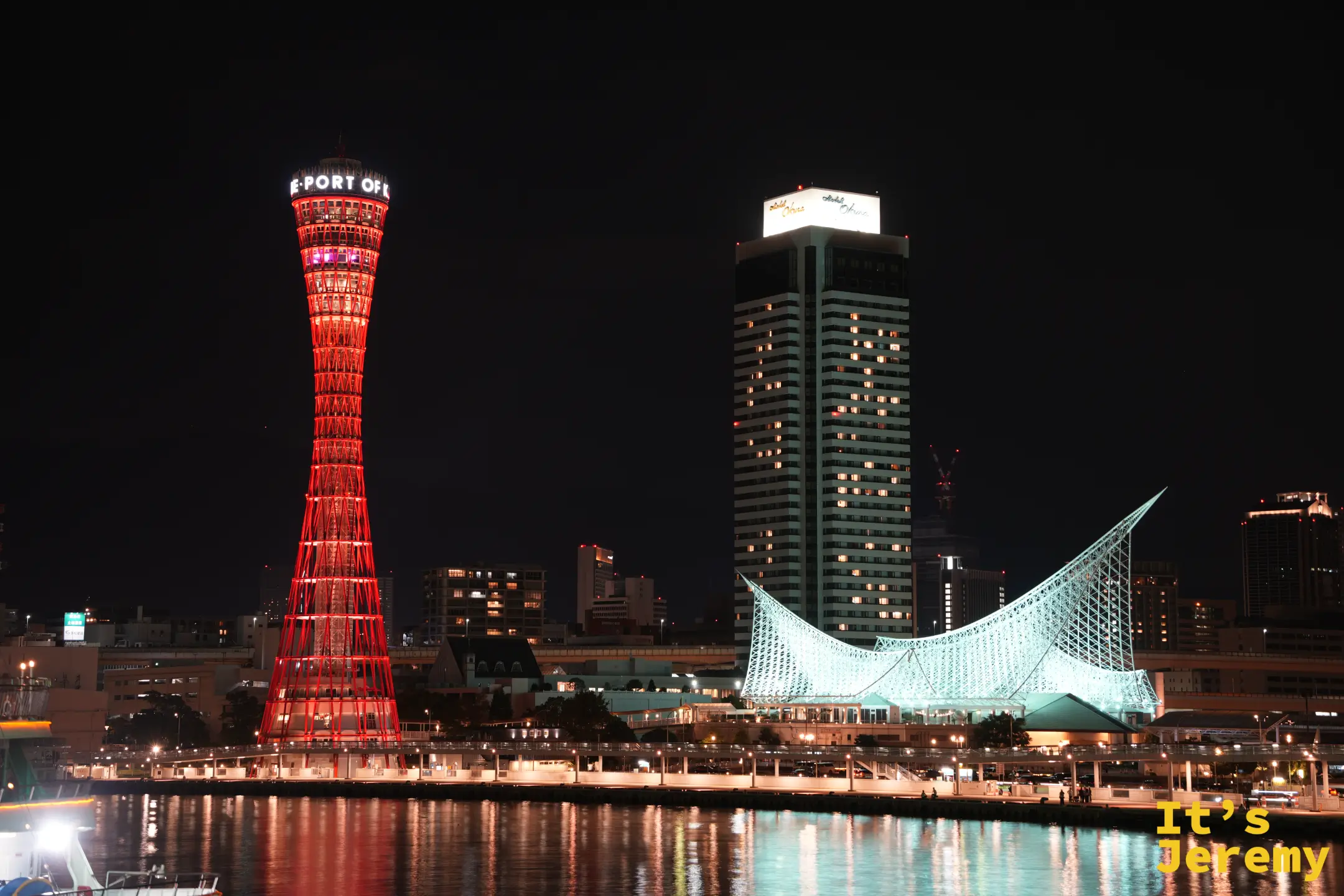 神戶港塔紅色倒影映在港灣海面上