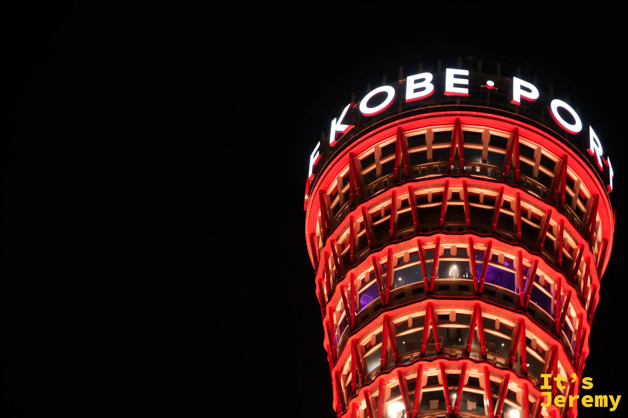 神戶港塔塔頂的 KOBE PORT 發光字樣與紅色網格