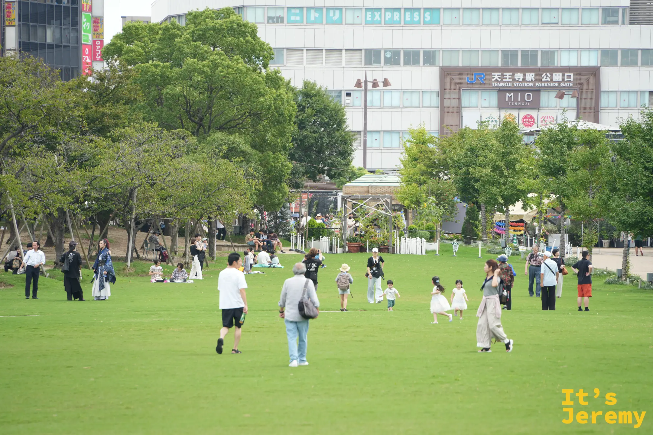 草坪上舉家出遊的市民