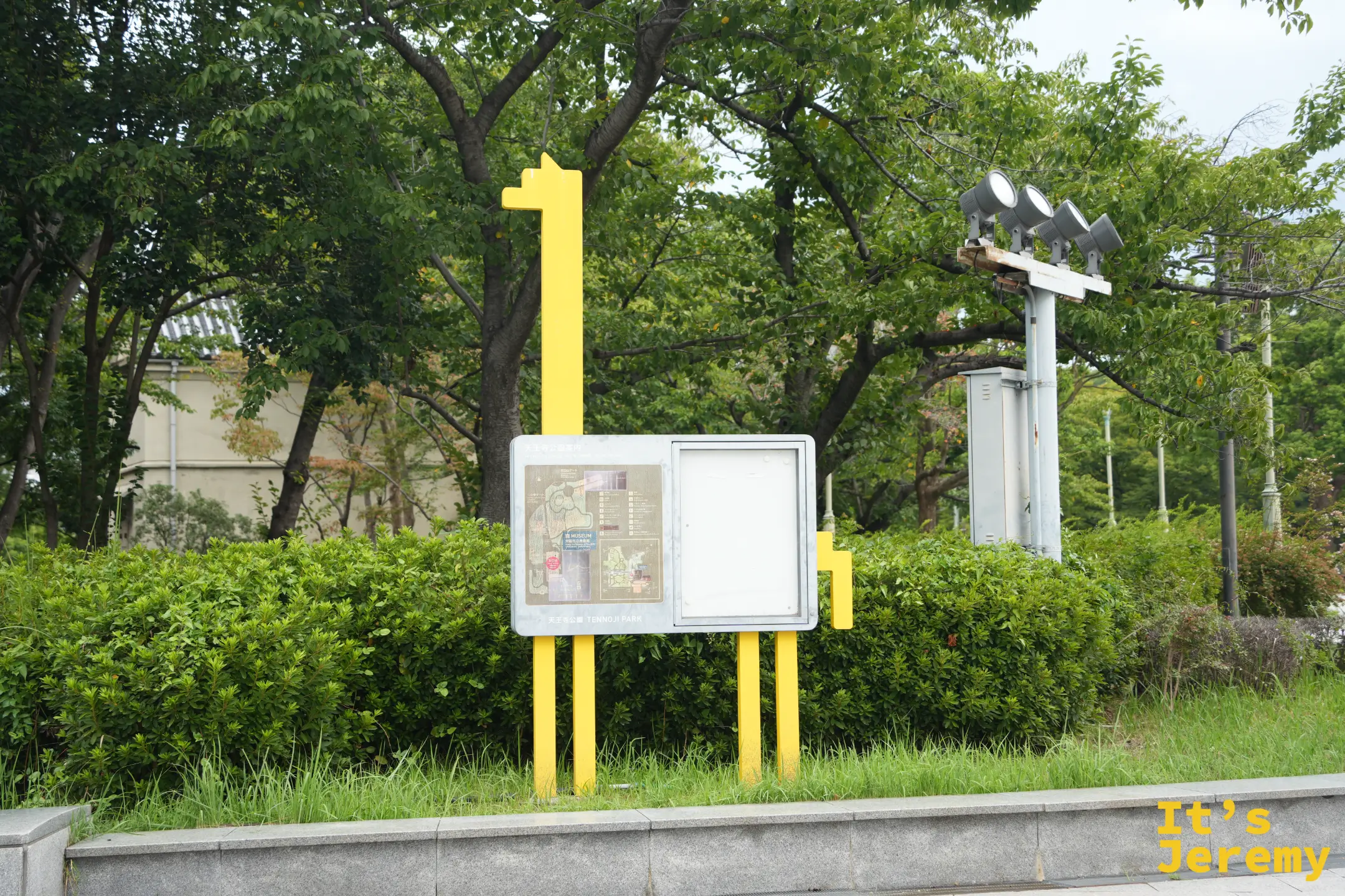 長頸鹿造型的公園地圖看板