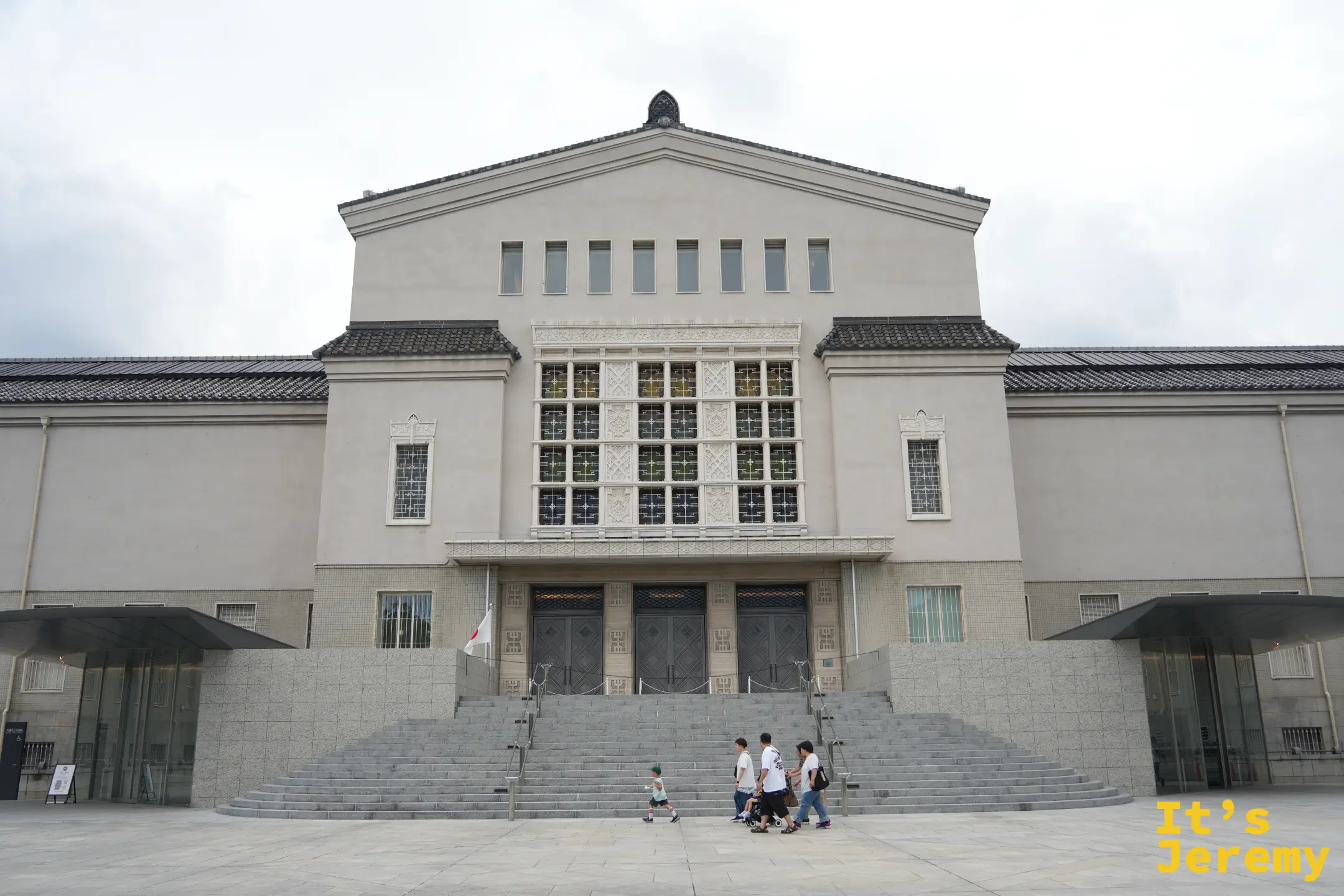 大阪市立美術館與前方的長階梯