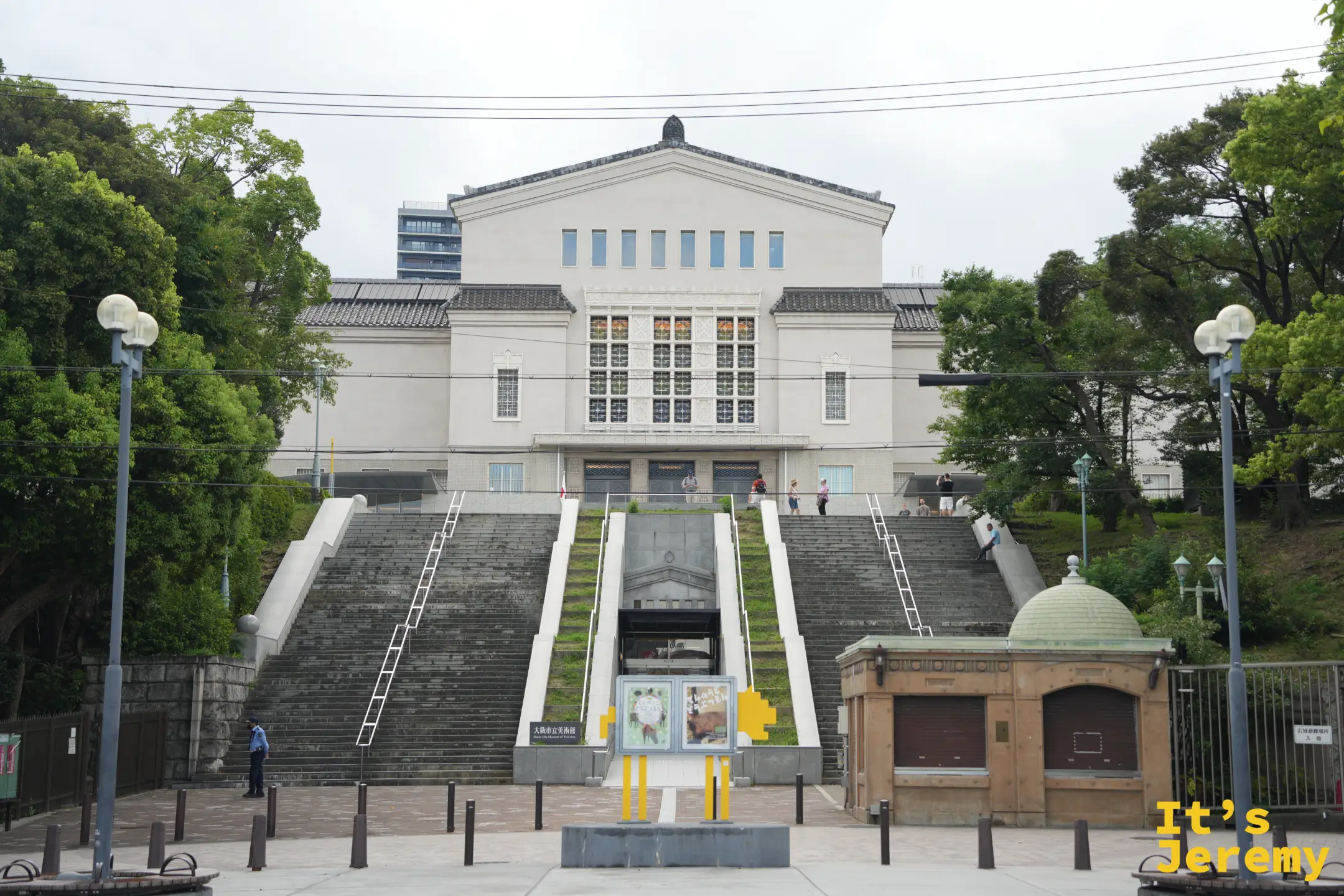大阪市立美術館與一旁的舊售票亭