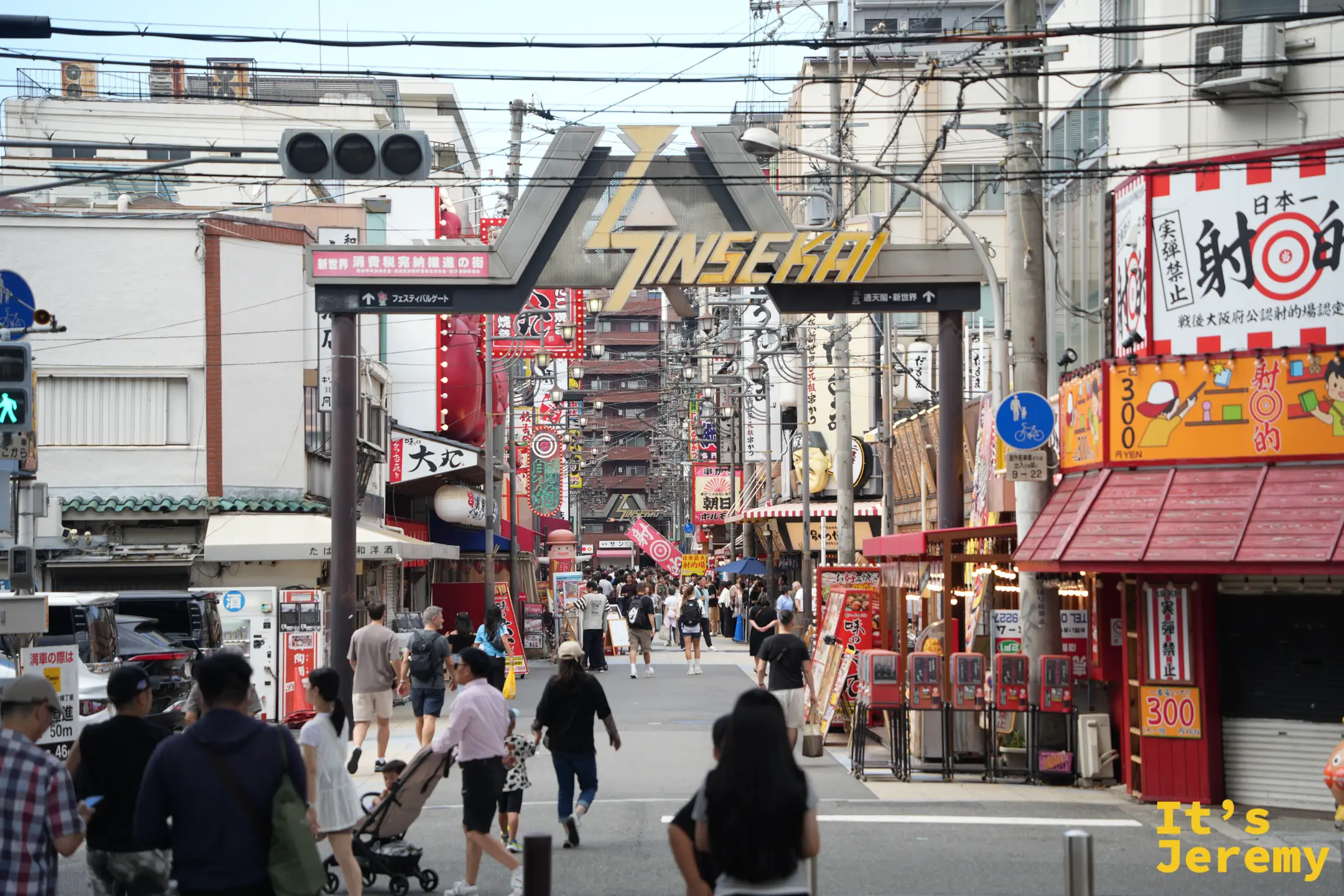 新世界入口的 SHINSEKAI 拱門與熱鬧的街道