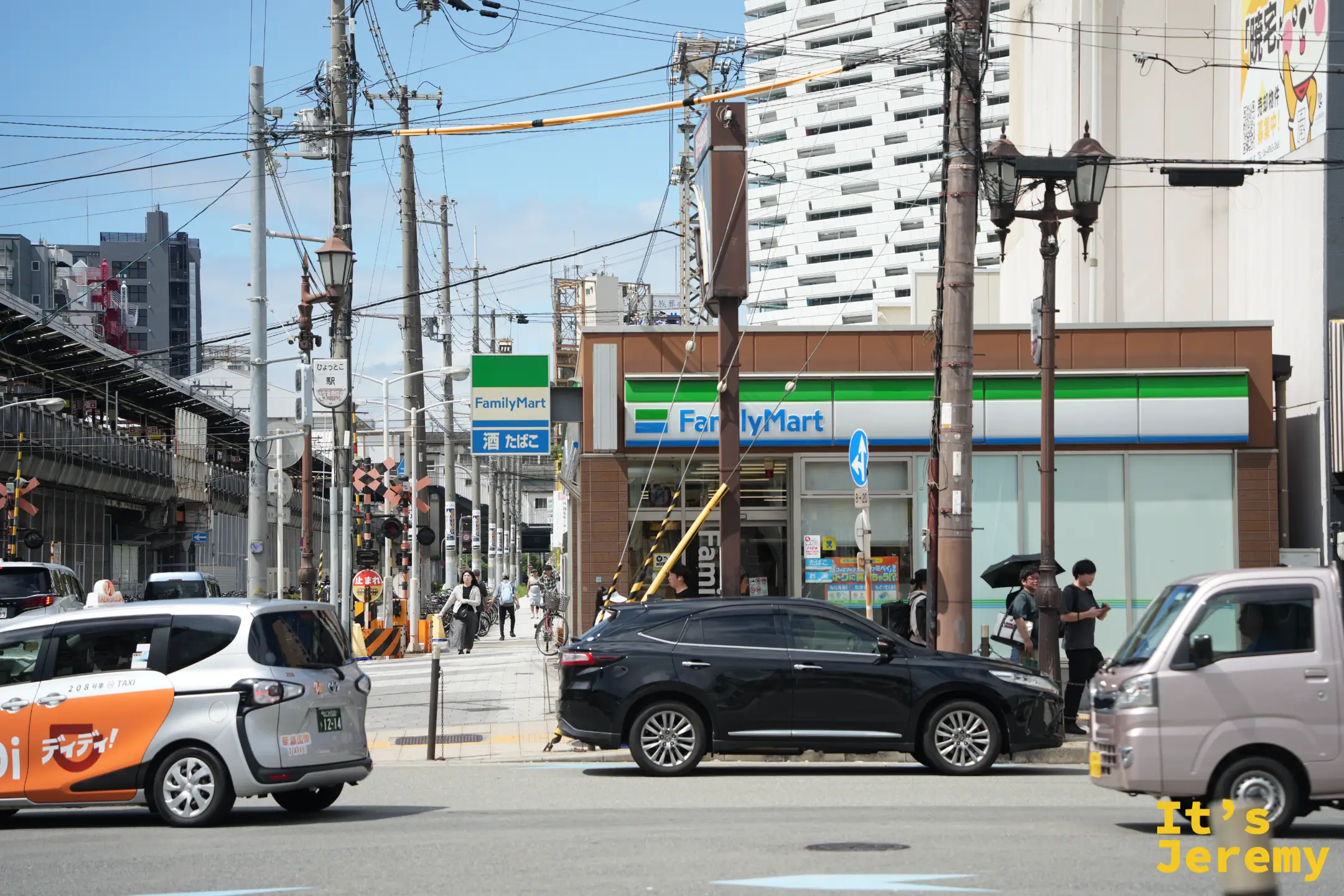 新今宮站前的十字路口與 FamilyMart