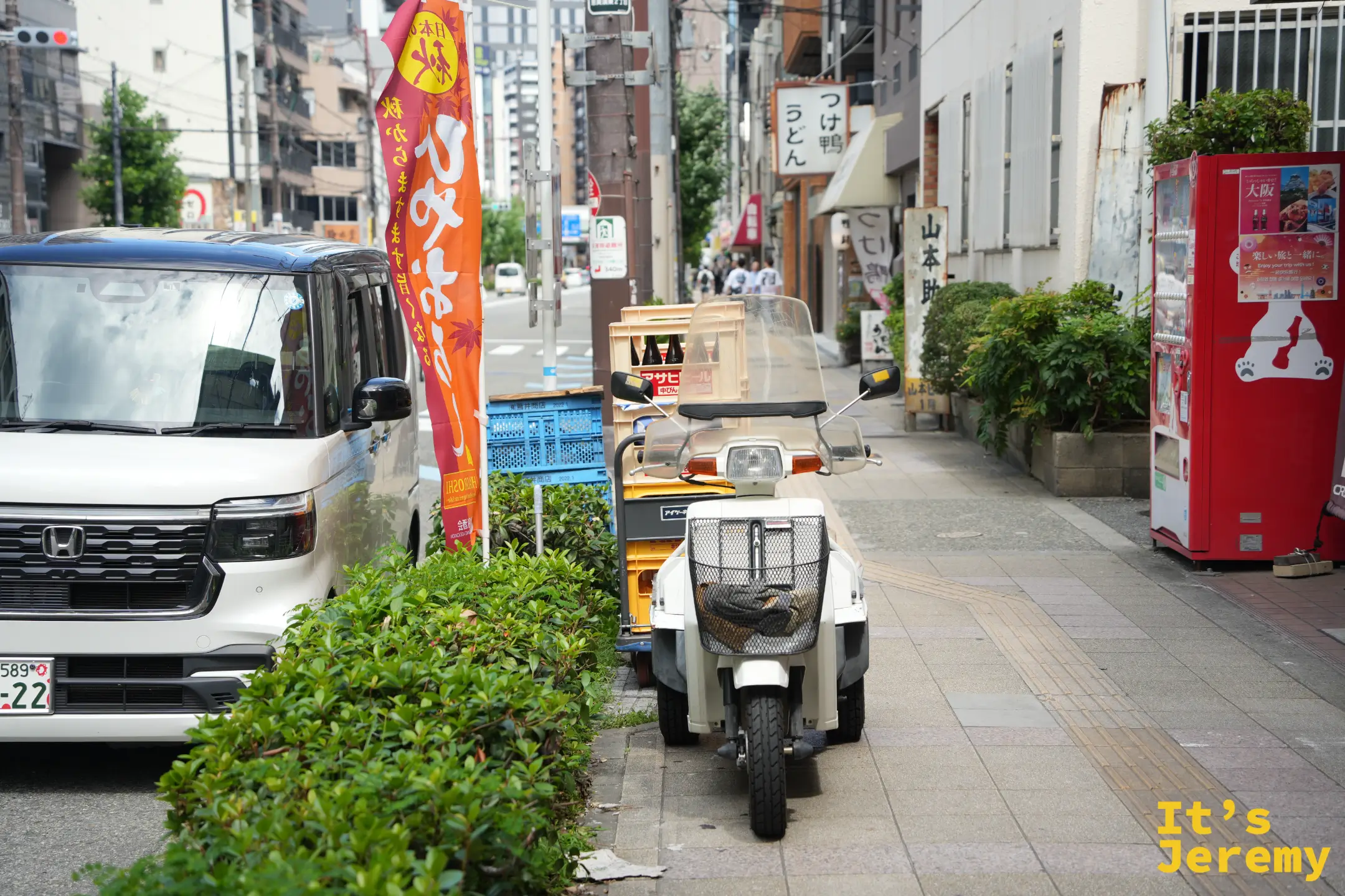 新今宮巷子裡停在人行道上的送貨三輪車
