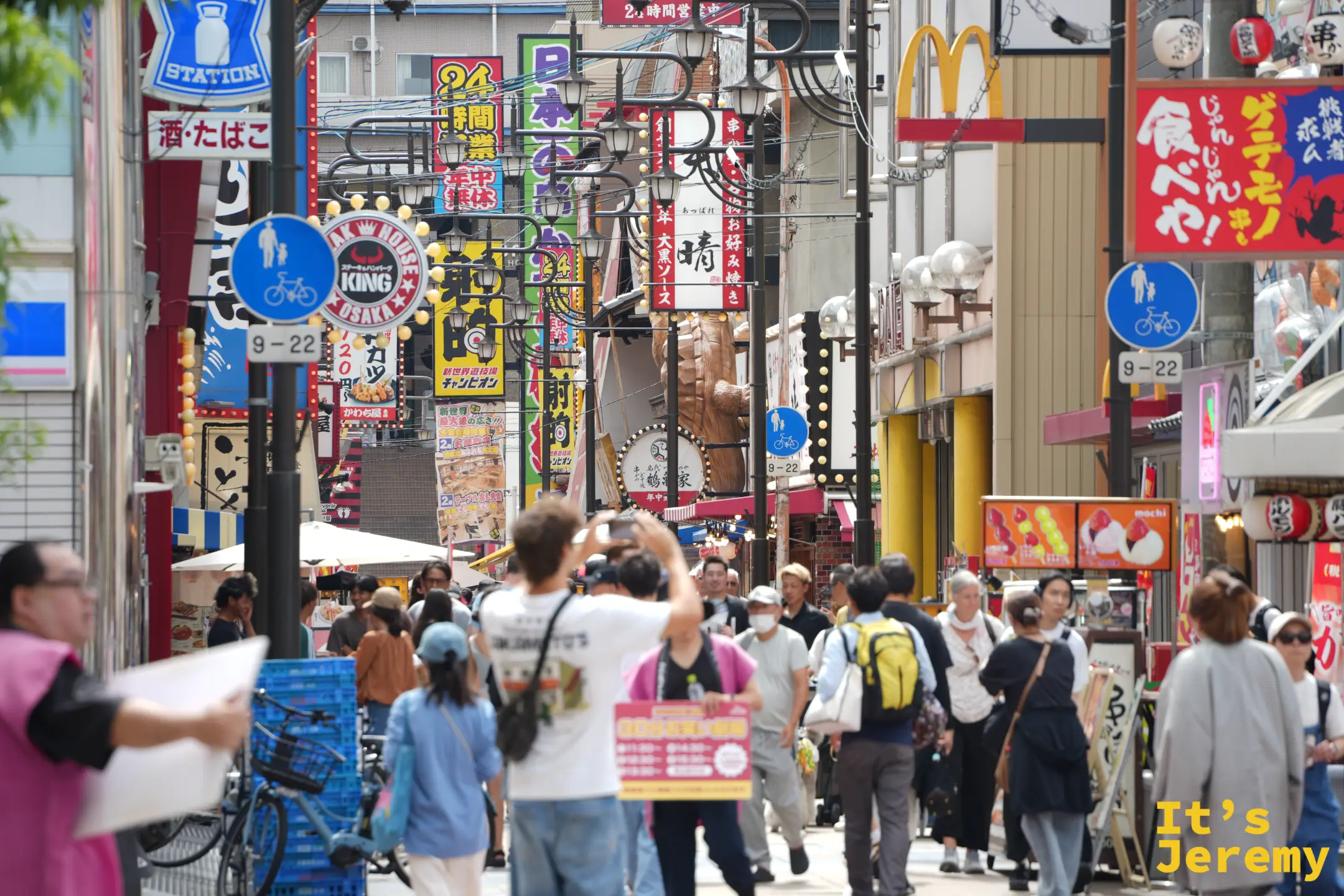 新世界主街上擠滿遊客與五顏六色的招牌
