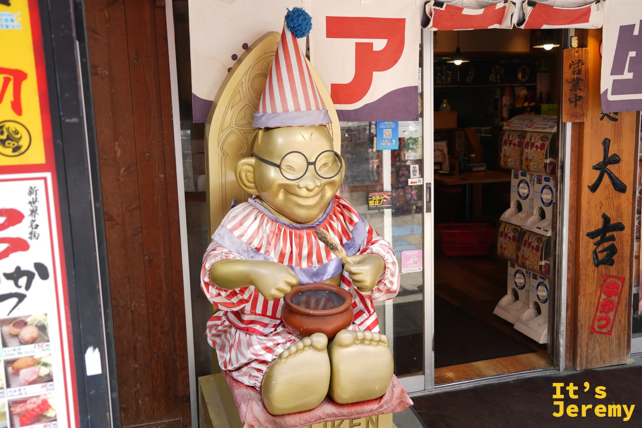 店門口戴著尖帽、穿小丑服的比利肯
