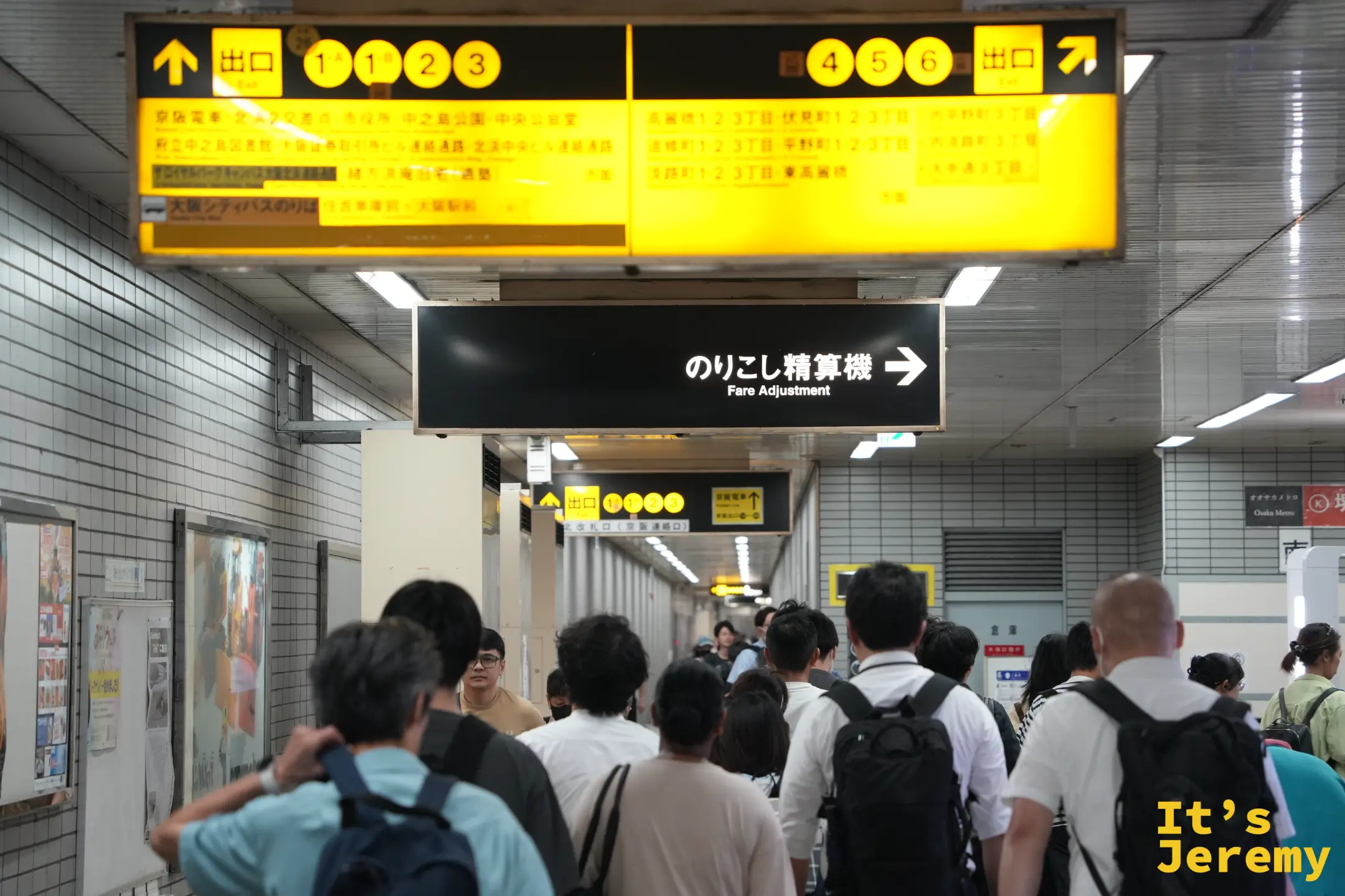 北濱站內的通勤人潮