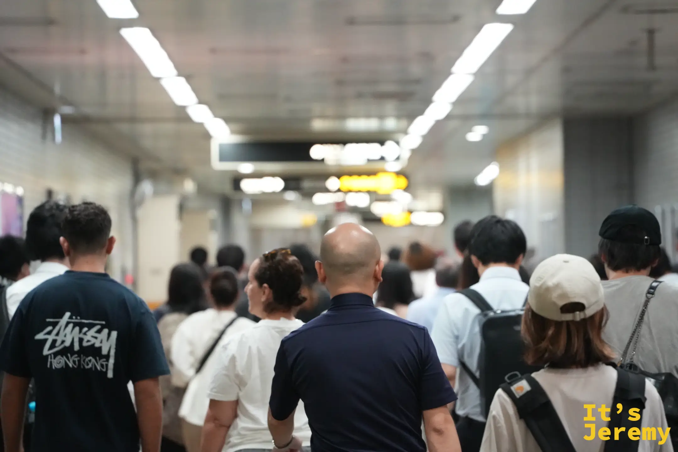 站內往出口移動的上班族