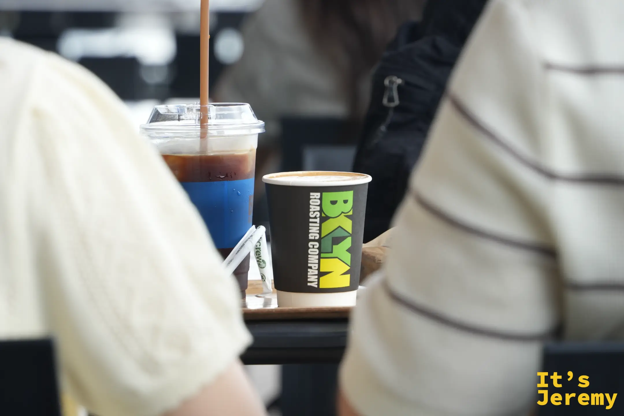 隔壁桌的冰咖啡與熱拿鐵