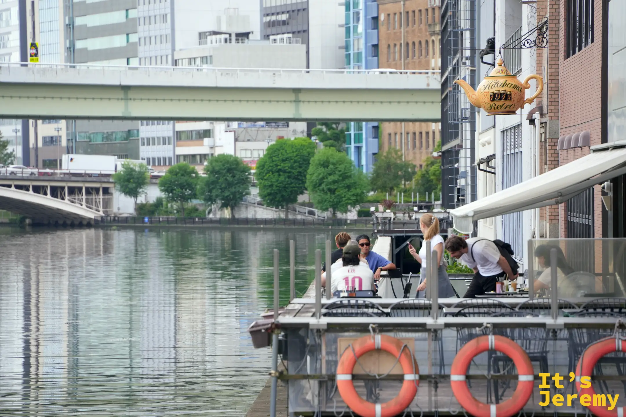 土佐堀川畔一整排的河畔咖啡廳
