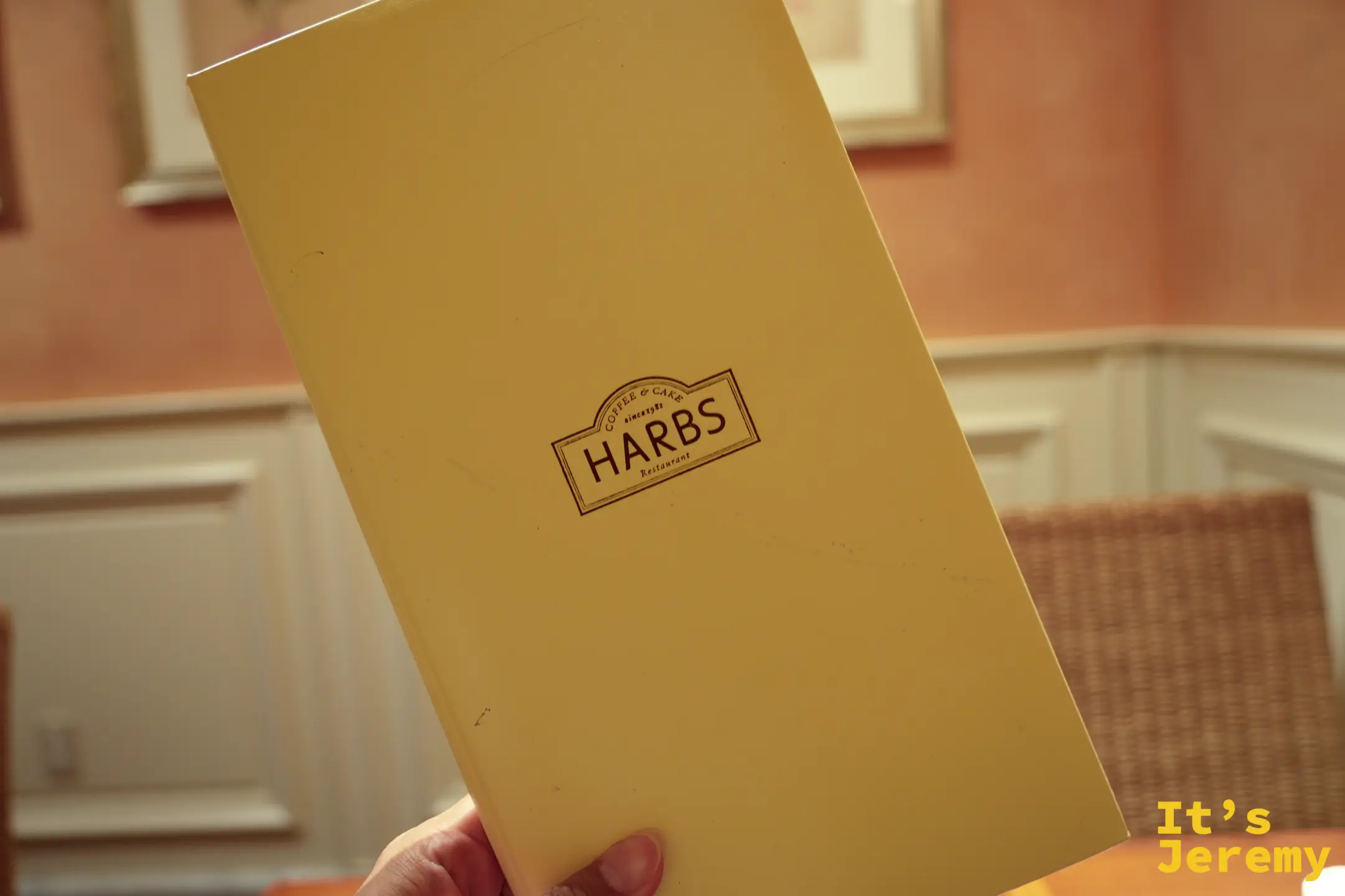 HARBS 的米黃色菜單封面