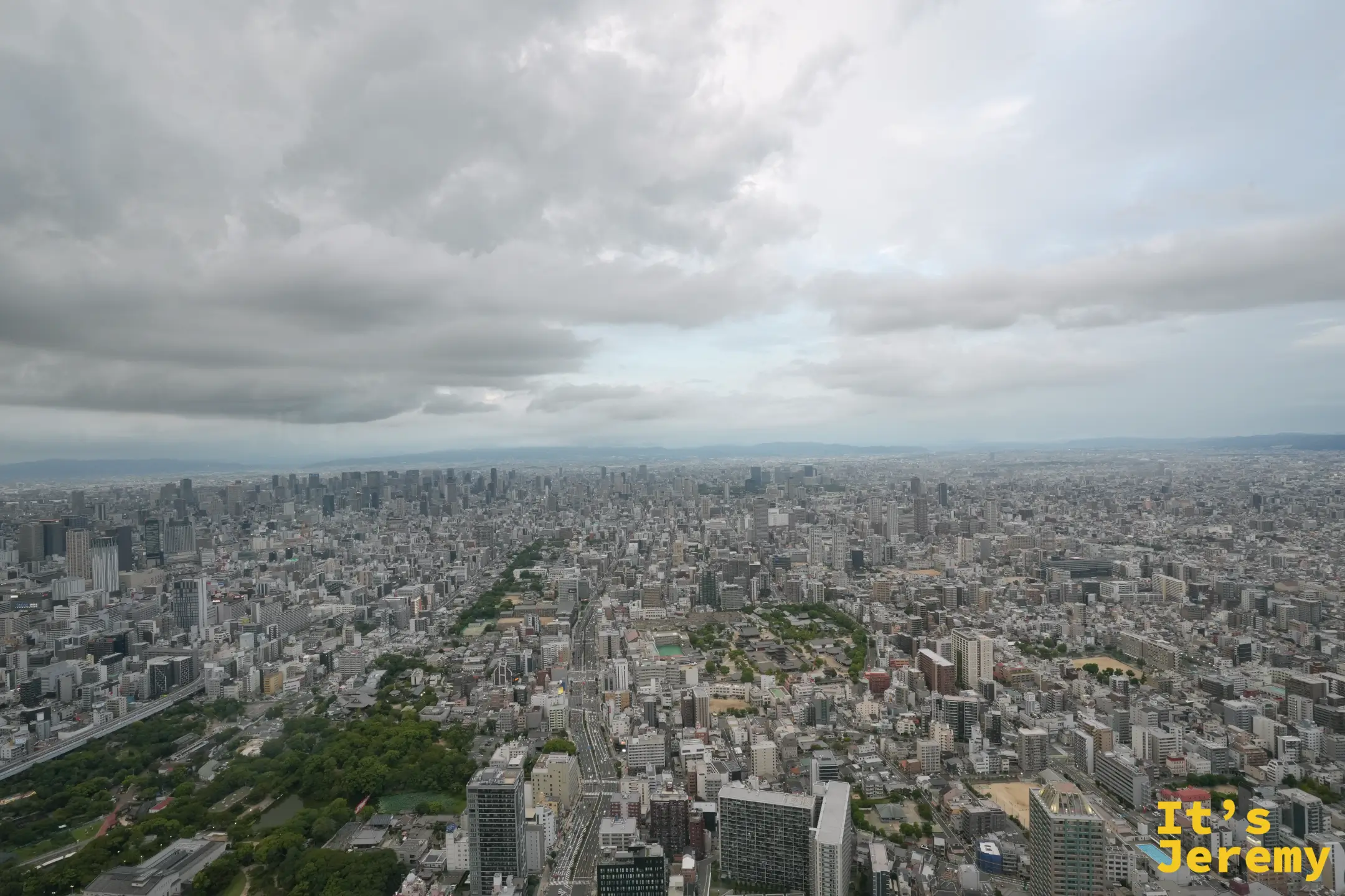 往北俯瞰天王寺公園的綠地與市區