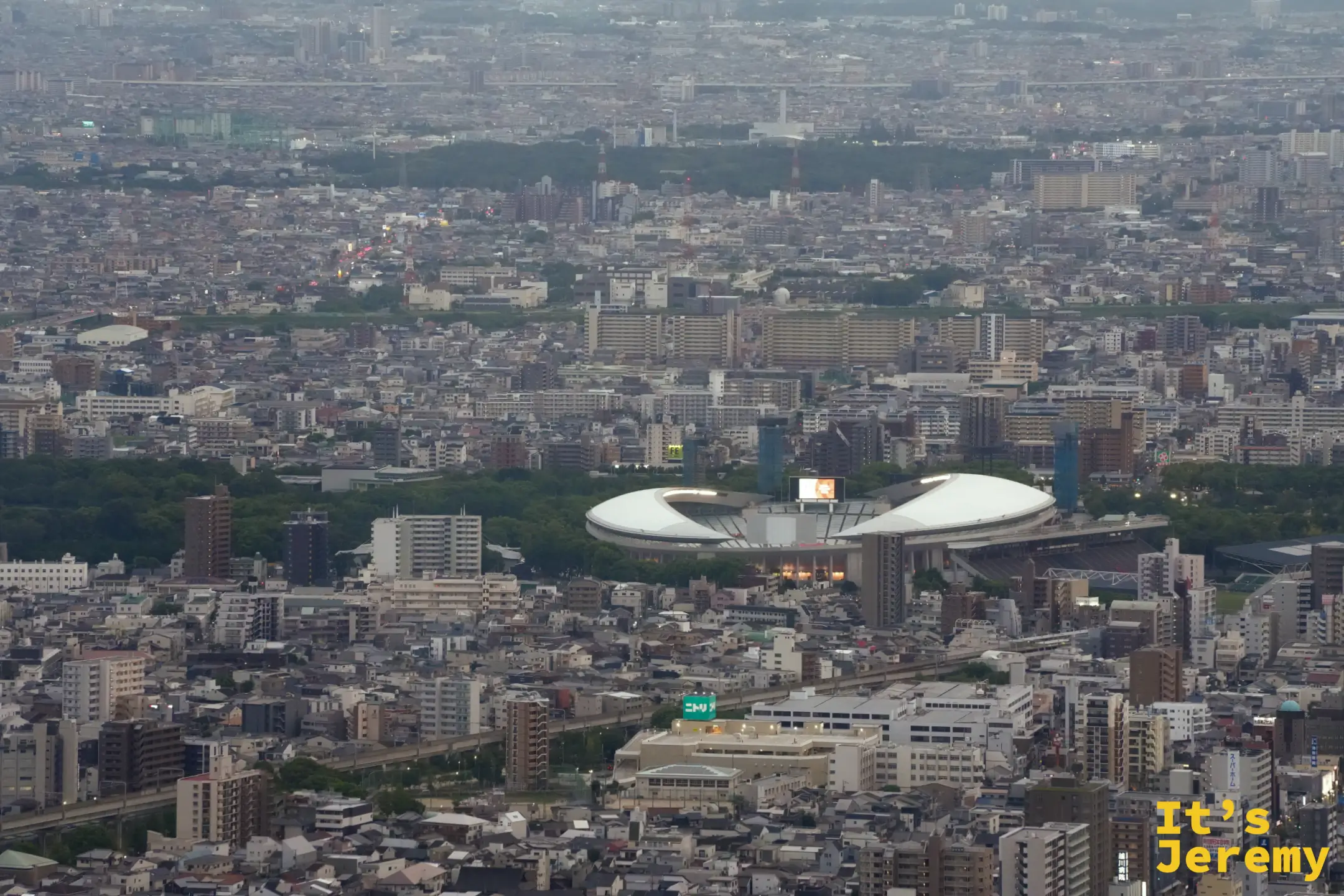 綠地中間的白色橢圓形球場