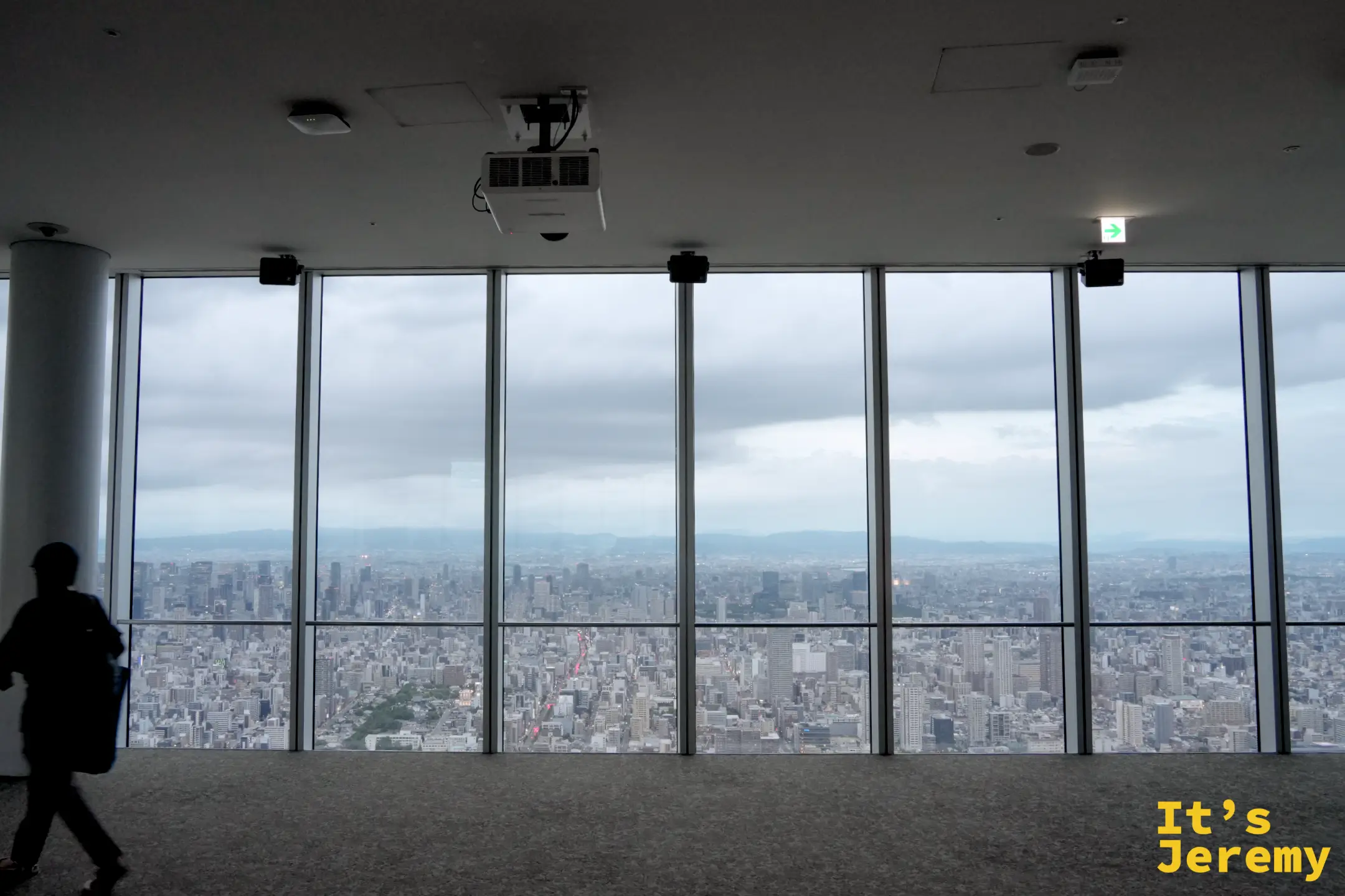 60 樓天空回廊整排落地窗，一個人影從窗前走過