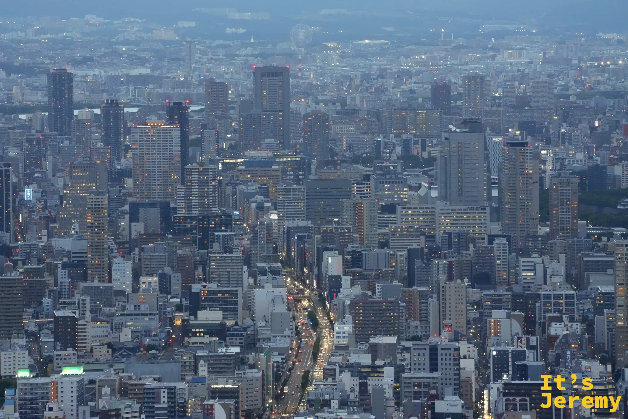 藍調時刻的市區，道路上的車燈連成一條線