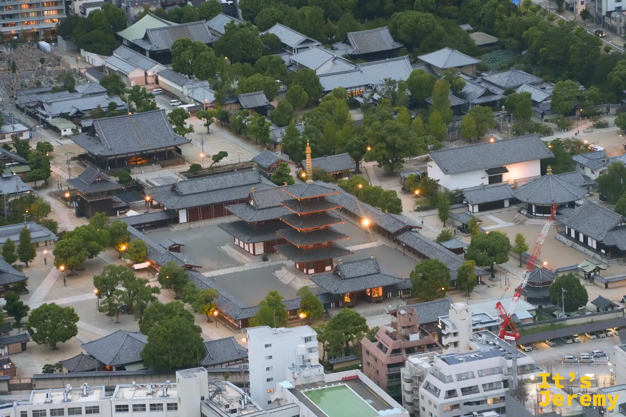 從高處俯瞰四天王寺，五重塔與金堂排成一直線