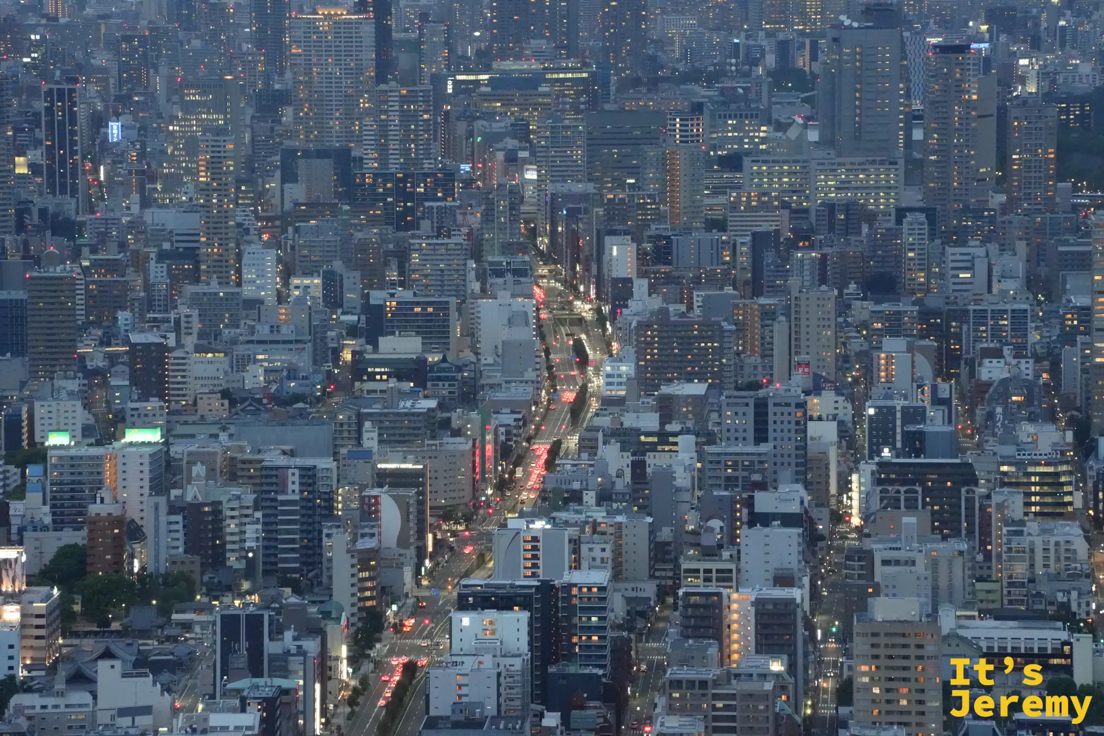 入夜前的市區街道，車流與大樓燈光