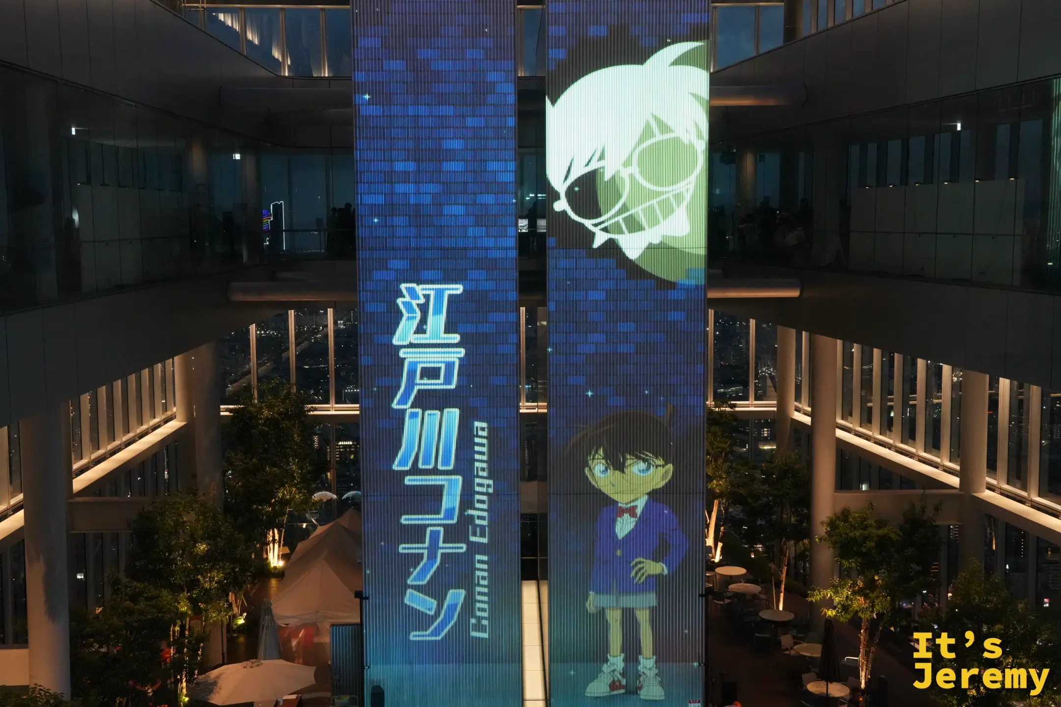 投影幕上的江戶川柯南剪影與全身像