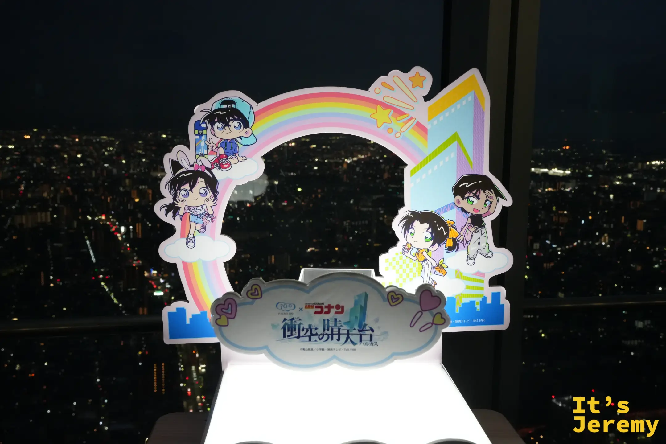 窗前的柯南聯名拍照框，背景是大阪夜景